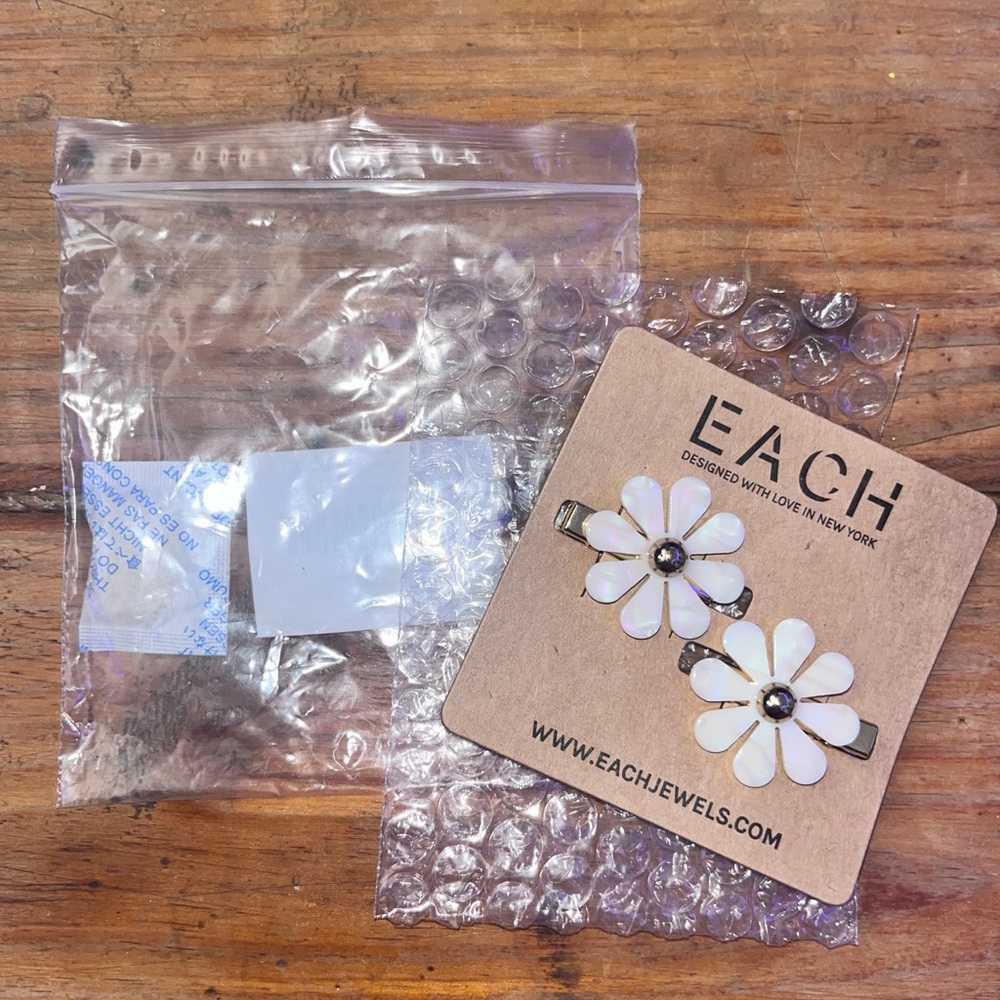 EACH White Floral Hair Clips